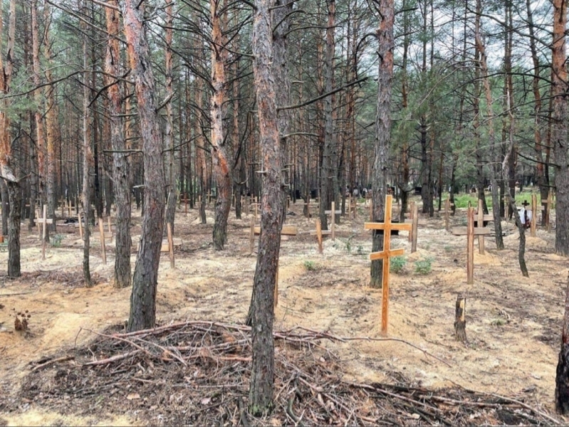 В лесу под Изюмом найдено массовое захоронение: там закопано более 400 тел 