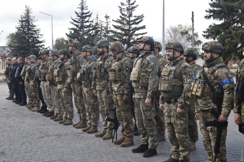 Командующий украинскими Сухопутными войсками прибыл в освобожденный Лиман и поднял над ним государственный флаг  