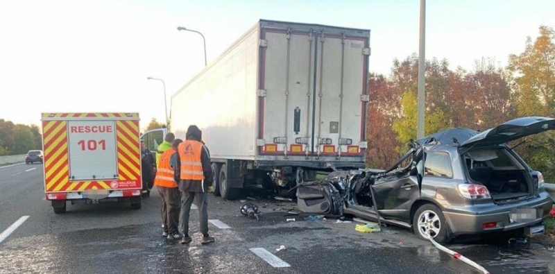 Не впорався з керуванням та врізався у вантажівку: на трасі Одеса-Київ у ДТП постраждав водій автомобіля, - ФОТО