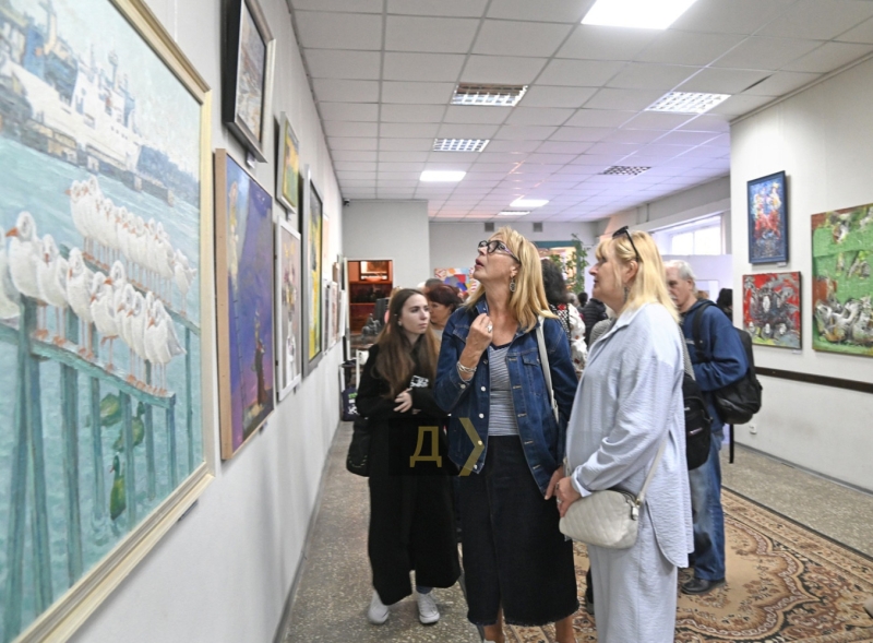 Ню и чайки. Одесситы отмечают День художника