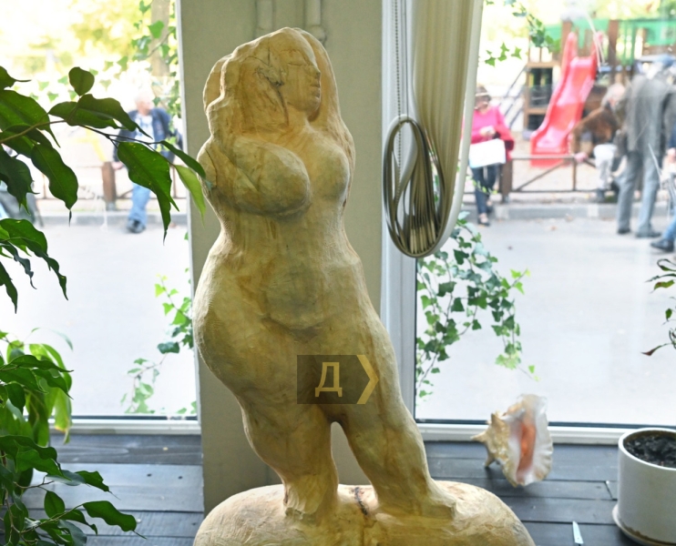 Ню и чайки. Одесситы отмечают День художника