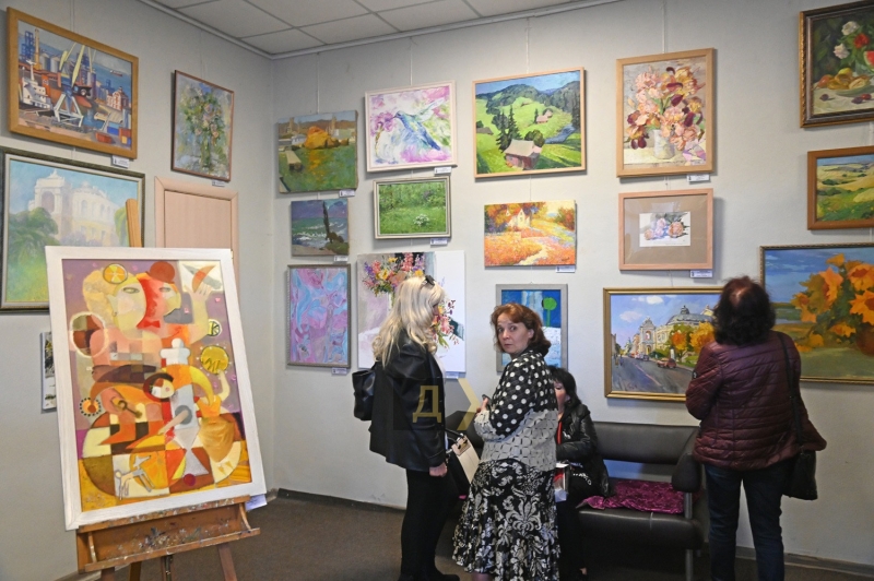 Ню и чайки. Одесситы отмечают День художника