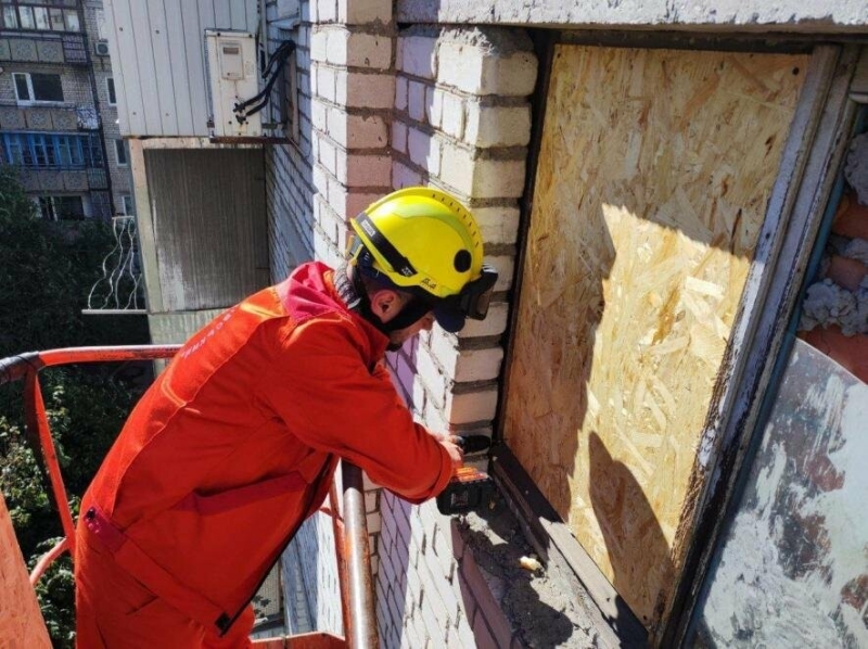 Одеські комунальники допомагають готувати пошкоджені будинки у Миколаєві до зими