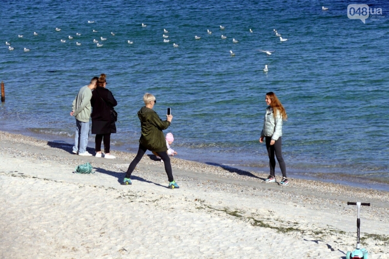 В Одесі на пляжах повно людей, всі скучили за морем,- ФОТОРЕПОРТАЖ