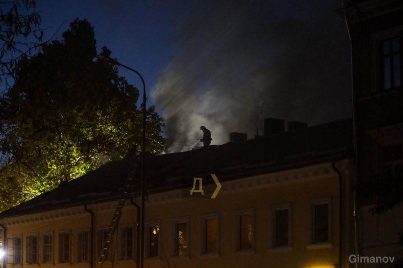 В центре Одессы горит один из старейших домов в городе (обновлено, фото, видео)  