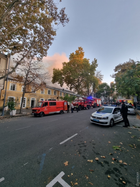 В центре Одессы горит один из старейших домов в городе (обновлено, фото, видео)  