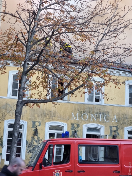 В центре Одессы горит один из старейших домов в городе (обновлено, фото, видео)  