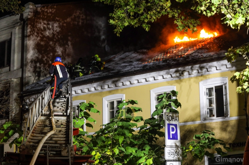 В центре Одессы горит один из старейших домов в городе (обновлено, фото, видео)  