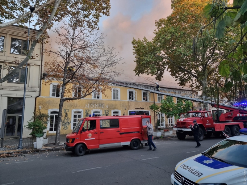 В центре Одессы горит один из старейших домов в городе (обновлено, фото, видео)  