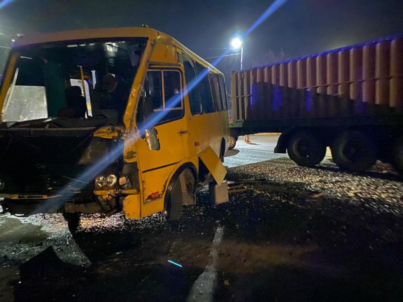 В Одесской области столкнулись два грузовика и маршрутка: два человека в больнице