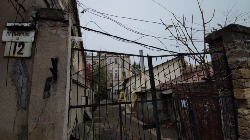 Дом на Мечникова продолжает рушиться. Жильцы говорят — из-за стройки по соседству  