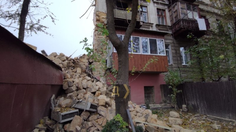 Дом на Мечникова продолжает рушиться. Жильцы говорят — из-за стройки по соседству  