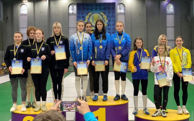 Юные одесские спортсменки завоевали первые медали на чемпионатах Украины по фехтованию  