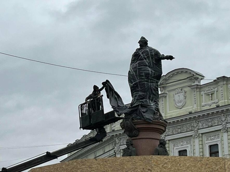 Катерину II в Одесі "одягли" в чорний пакет, - ФОТО, ВІДЕО