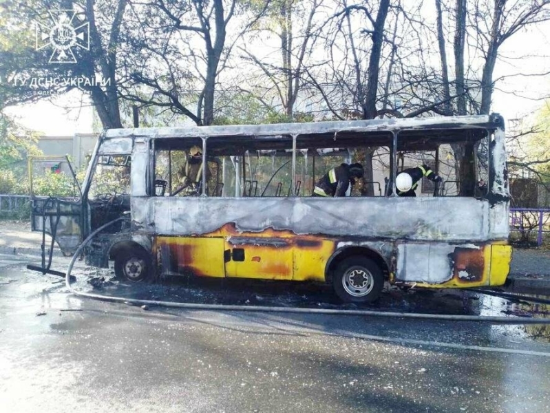 Одеський курсант врятував людей з палаючої маршрутки, - ФОТО, ВІДЕО 