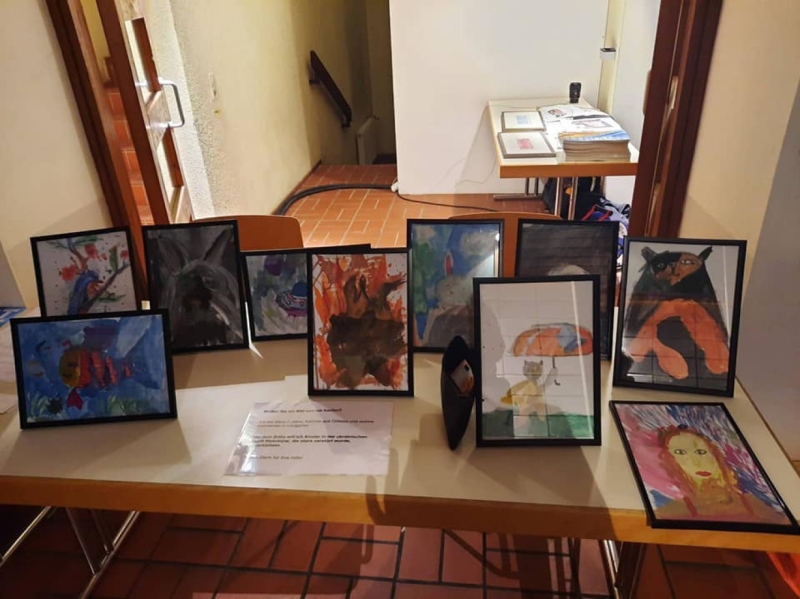О малышке с большим сердцем: семилетняя одесситка открыла выставку своих картин в Германии и собрала помощь детям из Николаева  