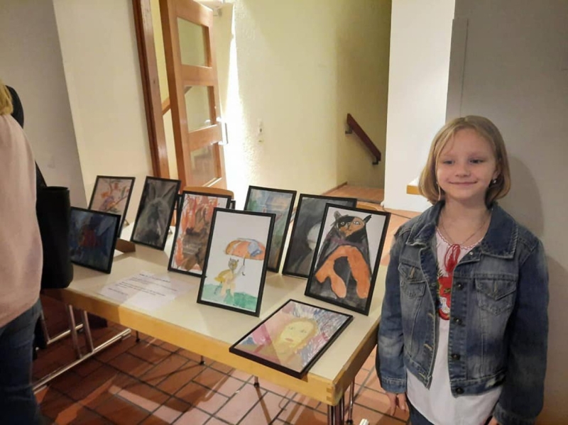 О малышке с большим сердцем: семилетняя одесситка открыла выставку своих картин в Германии и собрала помощь детям из Николаева  