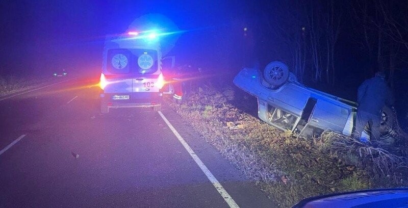 Перекинулись на автомобілі: внаслідок аварії на Одещині травмувались двоє чоловіків, - ФОТО