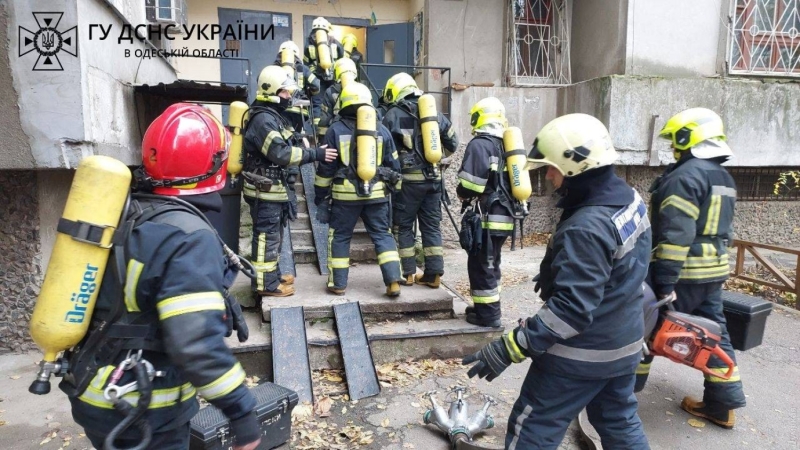 Шестьдесят спасателей тушили пожар в одесской многоэтажке