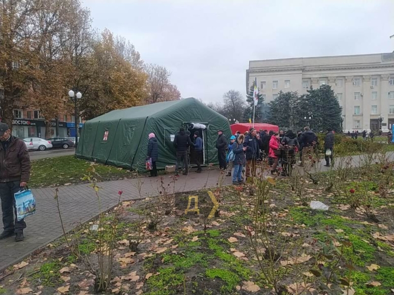 Ситуация в освобожденном Херсоне: воды и света нет, налаживается связь, ограблены музеи, заминирован архив, но жизнь продолжается!  