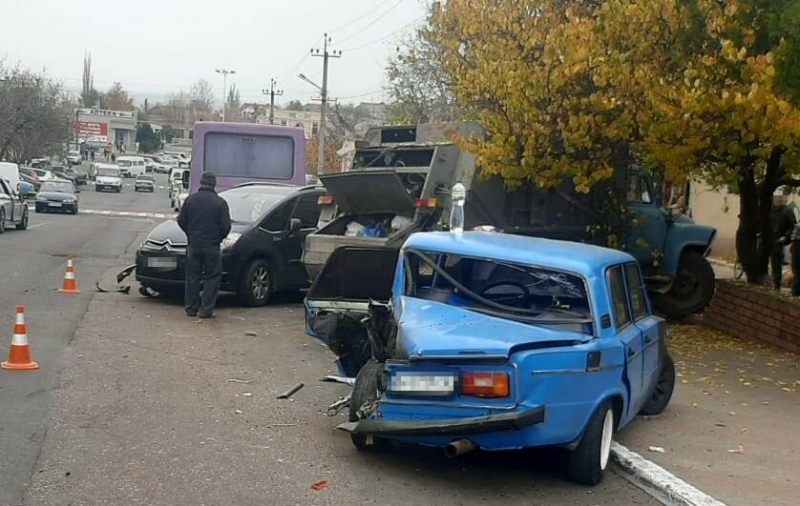 У вантажівки відмовили гальма: під Одесою сталася ДТП з шістьма автомобілями, постраждали дві людини, - ФОТО