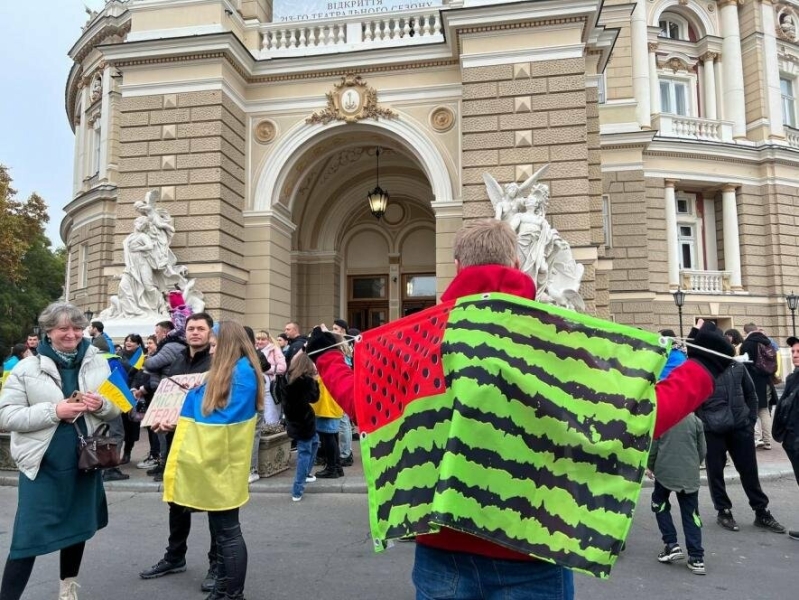 В Одесі біля Оперного херсонці святкують звільнення від окупантів рідного міста, - ФОТО, ВІДЕО 