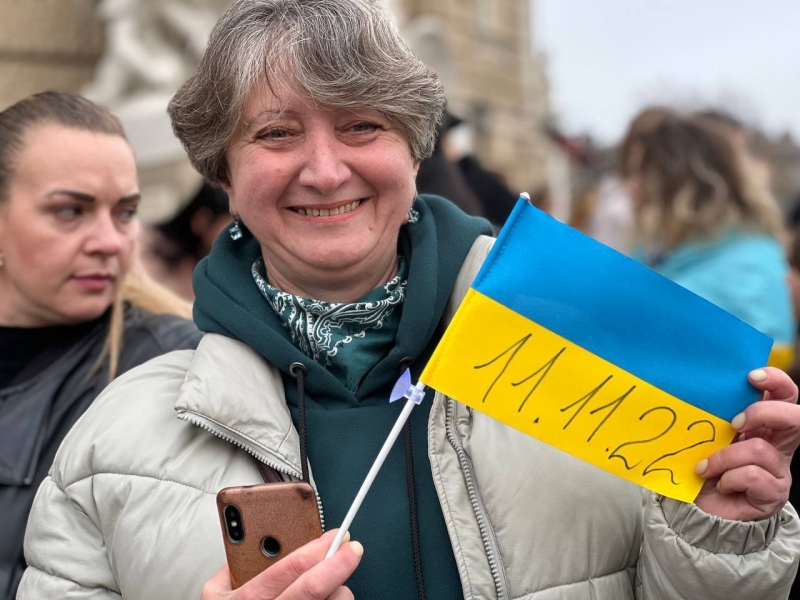 В Одесі біля Оперного херсонці святкують звільнення від окупантів рідного міста, - ФОТО, ВІДЕО 