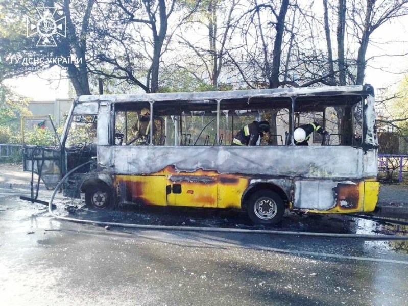 В Одесі під час рейсу спалахнула і повністю згоріла маршрутка, - ФОТО, ВІДЕО 