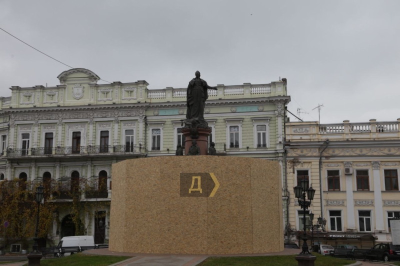 В Одессе памятник Екатерине II окружили забором, скульптуру замотали в черный пакет (обновлено,фото)  