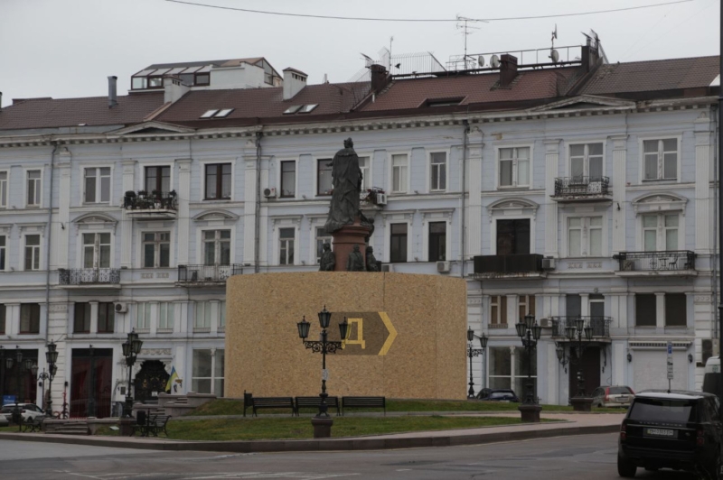 В Одессе памятник Екатерине II окружили забором, скульптуру замотали в черный пакет (обновлено,фото)  