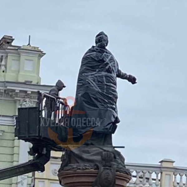 В Одессе памятник Екатерине II окружили забором, скульптуру замотали в черный пакет (обновлено,фото)  