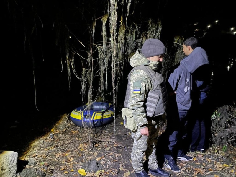 В Винницкой области задержали иностранца, который незаконно приплыл в Украину на надувной лодке без весел  