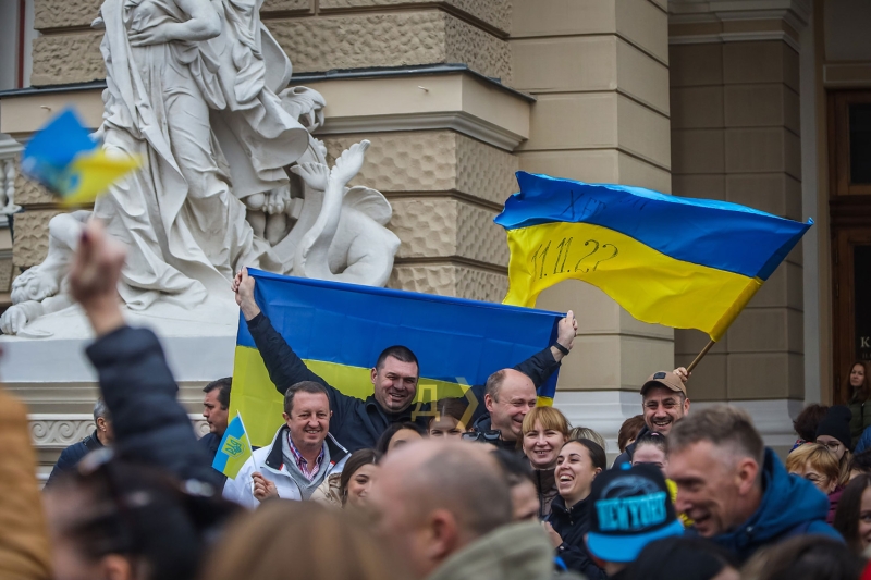 Возле Одесского оперного театра праздновали освобождение Херсона  