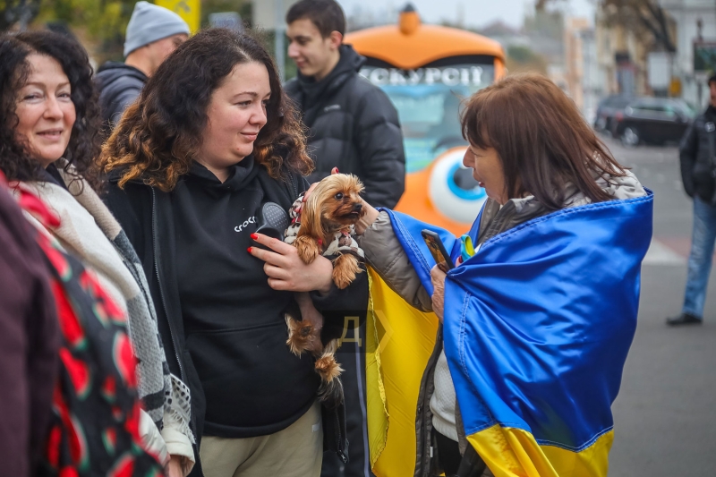 Возле Одесского оперного театра праздновали освобождение Херсона  