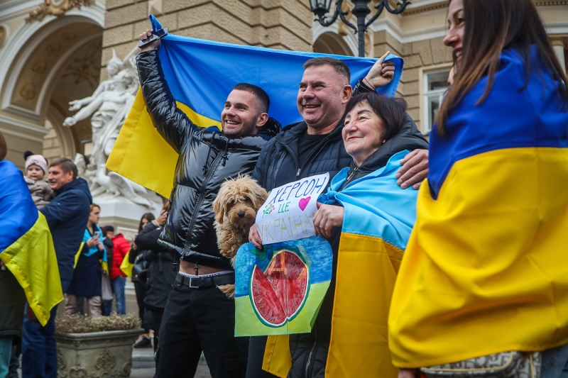 Возле Одесского оперного театра праздновали освобождение Херсона  