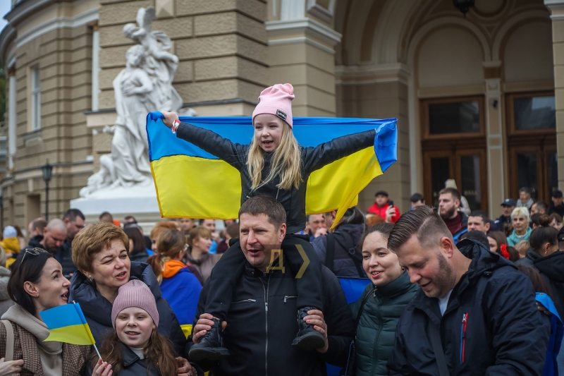 Возле Одесского оперного театра праздновали освобождение Херсона  