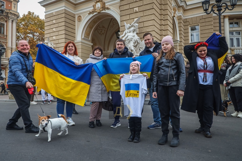 Возле Одесского оперного театра праздновали освобождение Херсона  