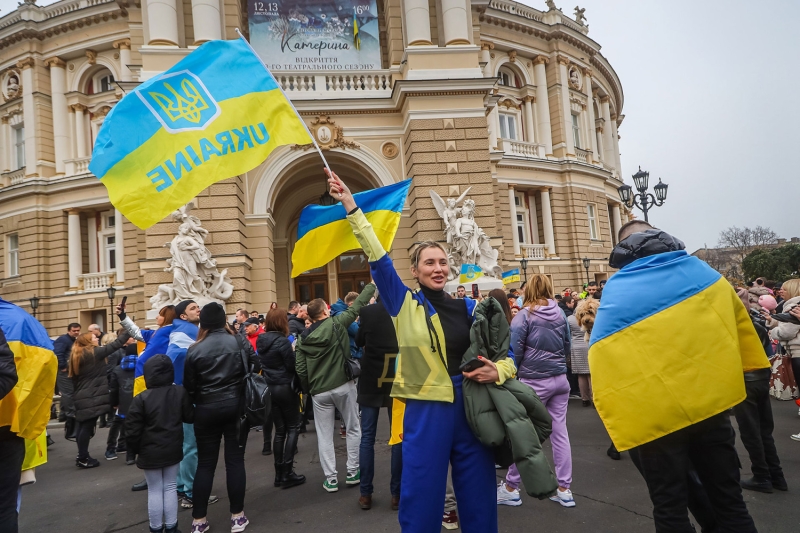 Возле Одесского оперного театра праздновали освобождение Херсона  