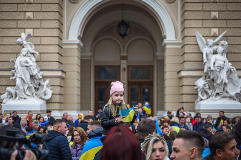 Возле Одесского оперного театра праздновали освобождение Херсона  