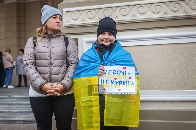 Возле Одесского оперного театра праздновали освобождение Херсона  