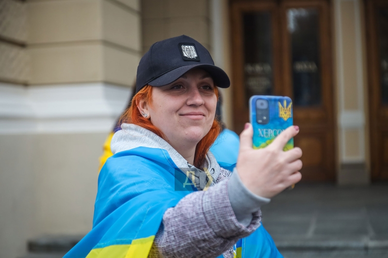 Возле Одесского оперного театра праздновали освобождение Херсона  