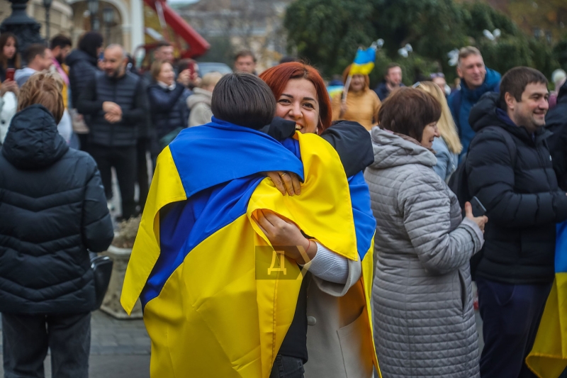 Возле Одесского оперного театра праздновали освобождение Херсона  