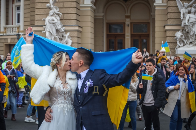 Возле Одесского оперного театра праздновали освобождение Херсона  