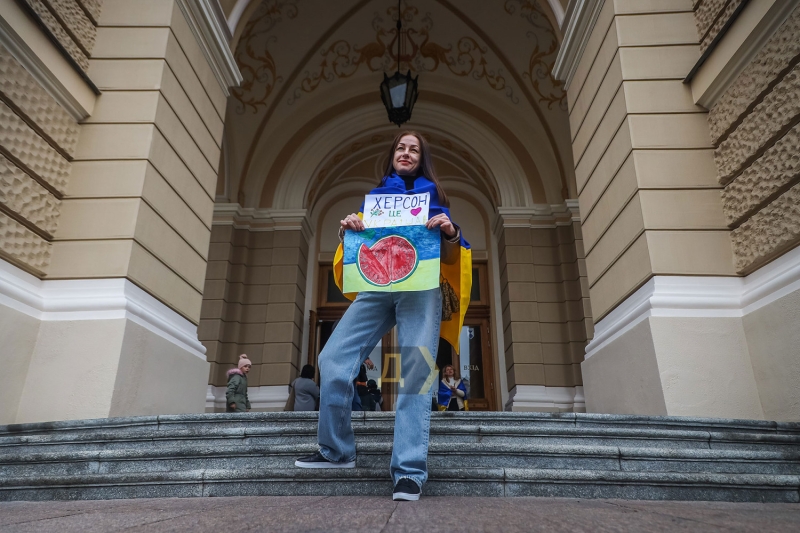 Возле Одесского оперного театра праздновали освобождение Херсона  