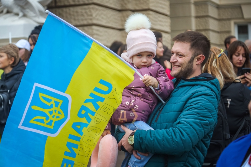 Возле Одесского оперного театра праздновали освобождение Херсона  