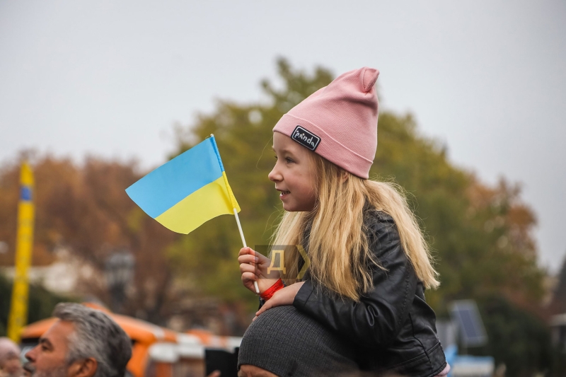 Возле Одесского оперного театра праздновали освобождение Херсона  