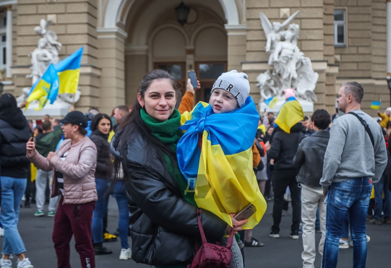 Возле Одесского оперного театра праздновали освобождение Херсона  