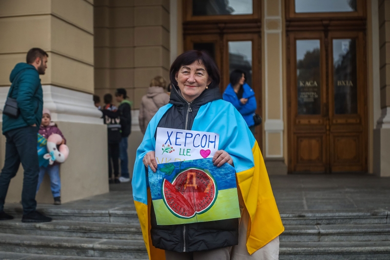 Возле Одесского оперного театра праздновали освобождение Херсона  