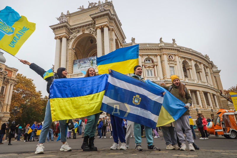 Возле Одесского оперного театра праздновали освобождение Херсона  