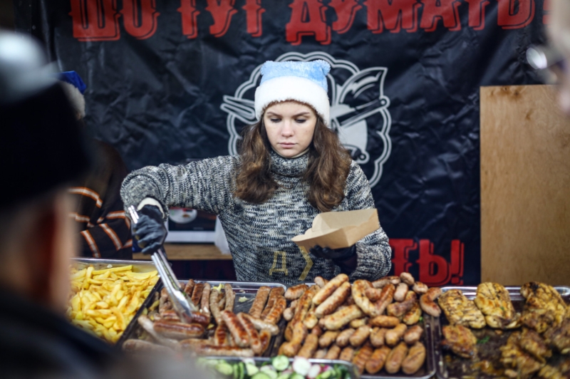 Ароматный глинтвейн, брецель, колбаски и рукоделие: в одесской Кирхе открылась Рождественская ярмарка  